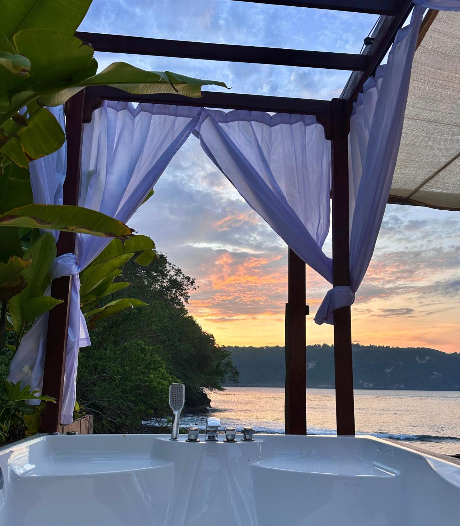 Beachfront Luxury Dome Villas - Gamat Bay Resort Nusa Penida Cameră foto